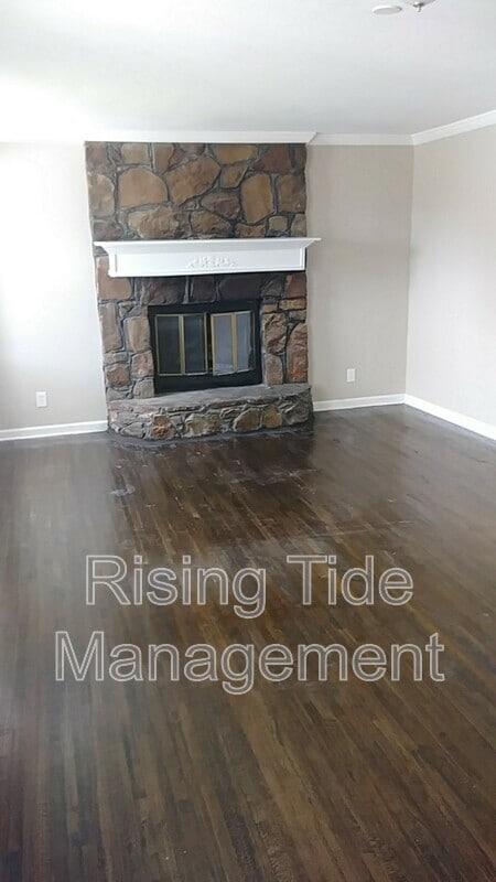 Building Photo - 1006 N Mountain Dr