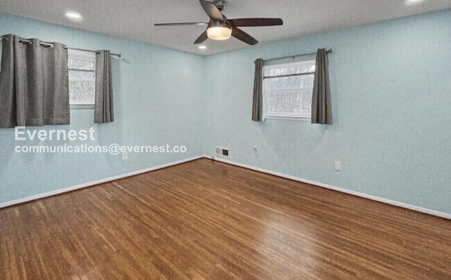 Building Photo - 3 Bed/3 Bath Home with Fenced Yard and Garage / Available Now!