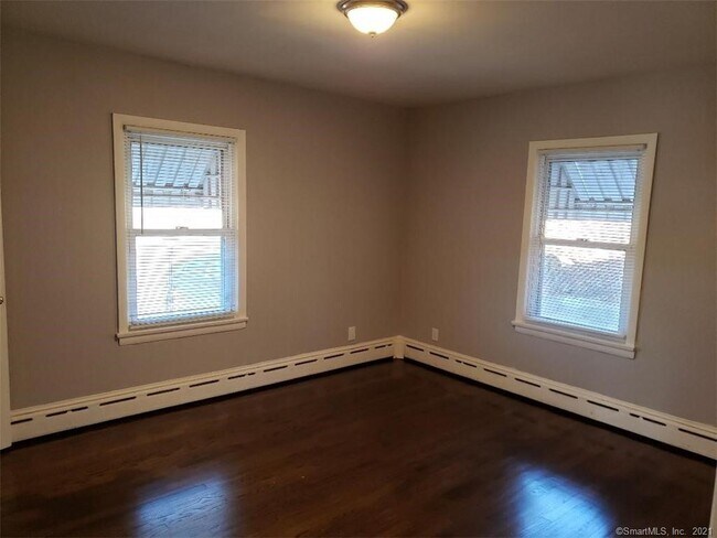 Building Photo - 9 Shirley St