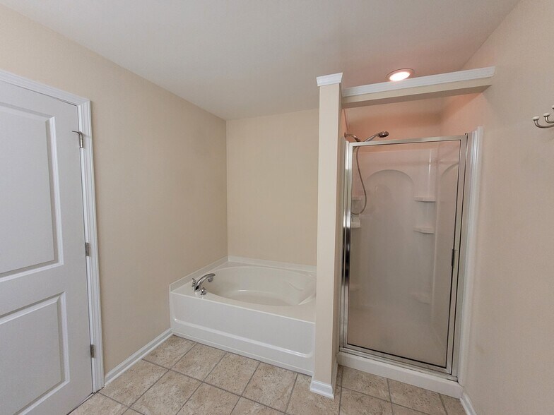Master Bath garden bathtub, separate shower w built in shelves, & tile flooring - 2496 Stadium Dr