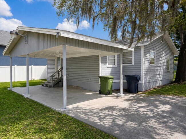 Building Photo - 8702 El Portal Dr