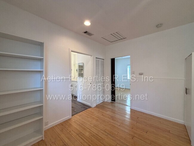 Building Photo - Downtown Roseville - 2 Bed, 1 Bath - Single Level Bungalow - Landscaping Included - Utilities Inc...