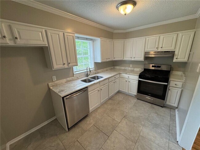 Building Photo - 900 Courtney St