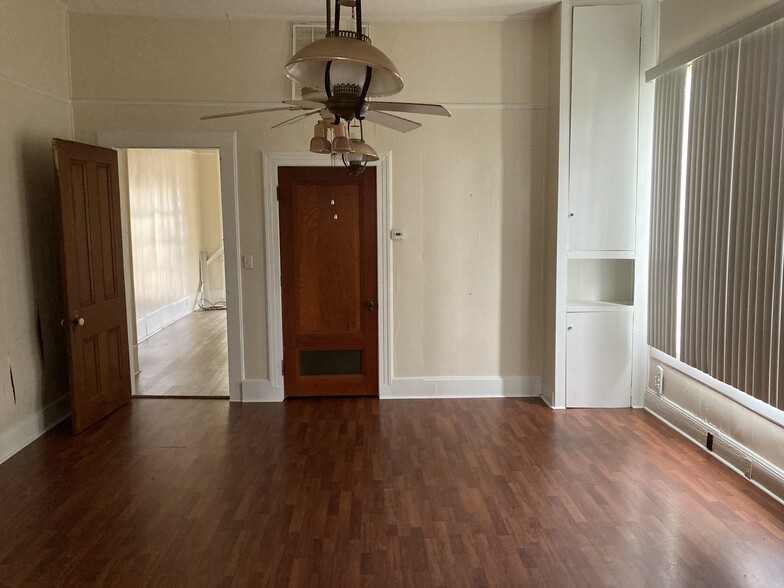 Dining area - 730 E North Pl