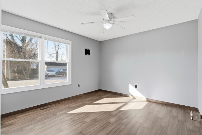 Building Photo - 405 Lake Dr