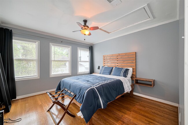 Building Photo - 2163 University Blvd