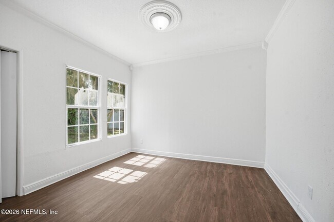 Building Photo - 557 E 60th St