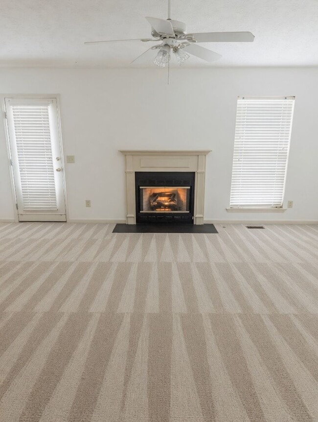 Building Photo - Spacious and beautiful Hendersonville home