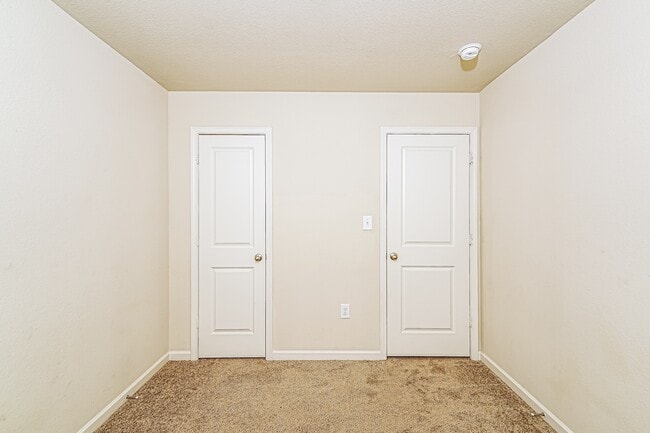 Building Photo - 6019 Rainbow Row