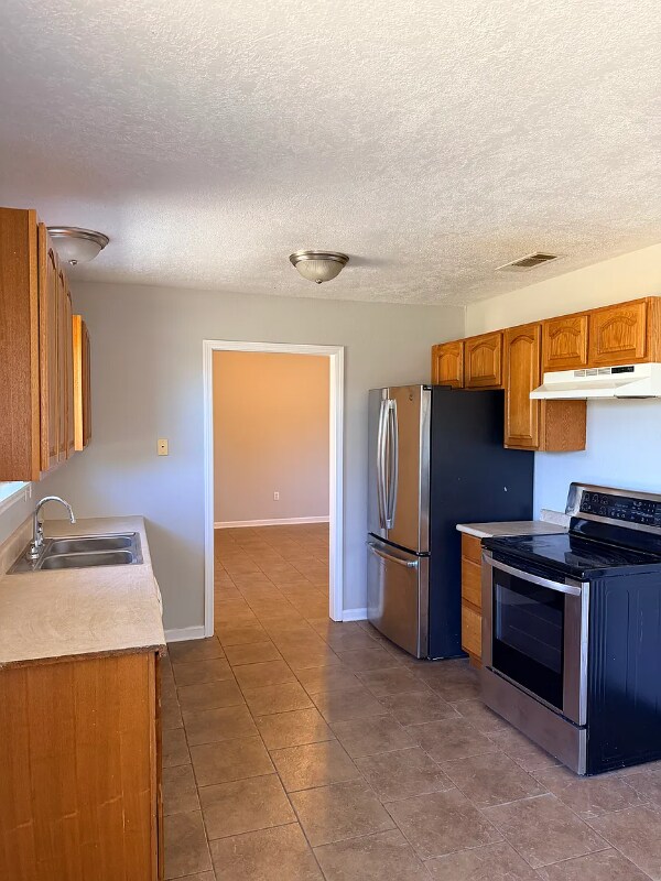 Building Photo - 2205 Mustang St