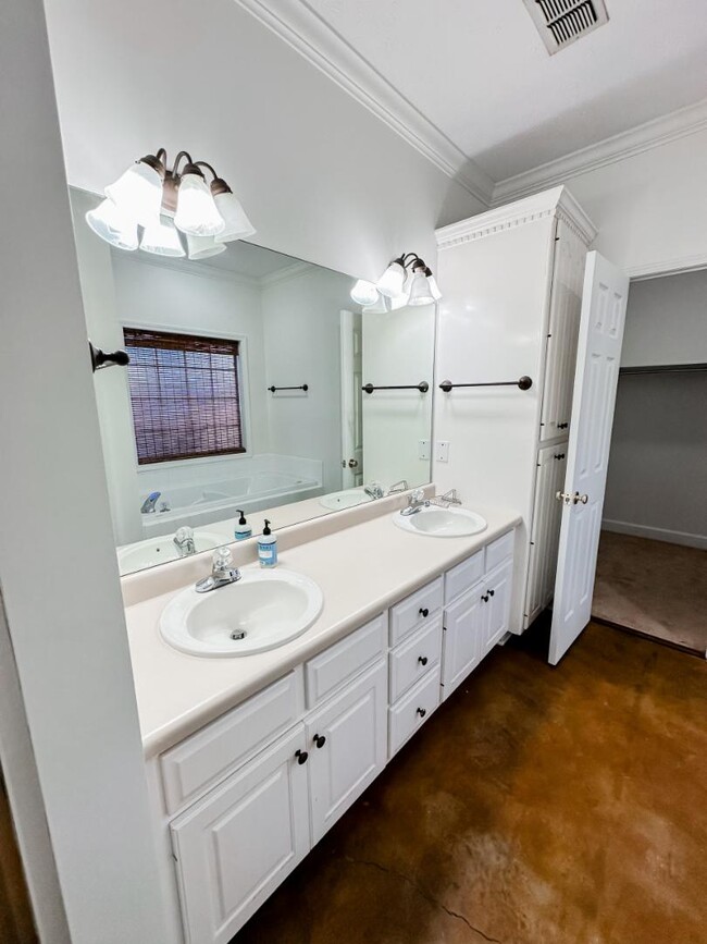 Building Photo - 141 Hazelnut Cir