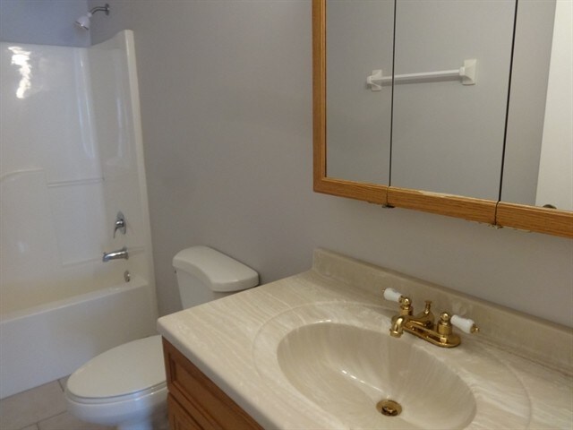 Building Photo - 15 E Woodfield