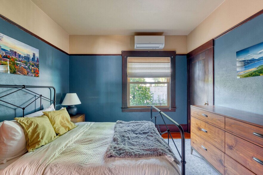 Building Photo - 2034 NE Flanders St