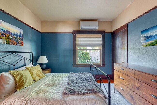 Building Photo - 2034 NE Flanders St