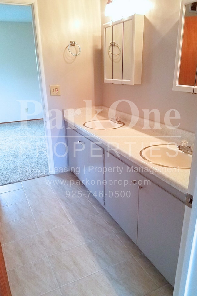 Building Photo - Beautiful 4-Bedroom Single Family Home wit...