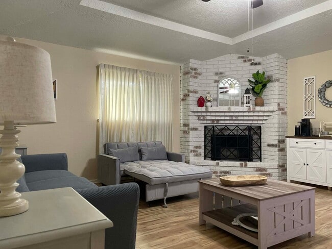 Building Photo - 9410 Mapes St