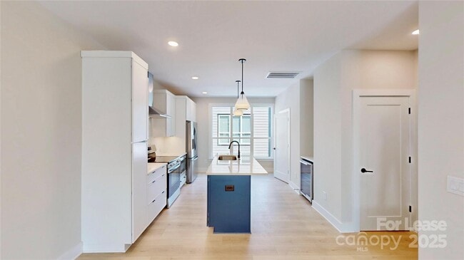 Building Photo - 409 Devender Ln