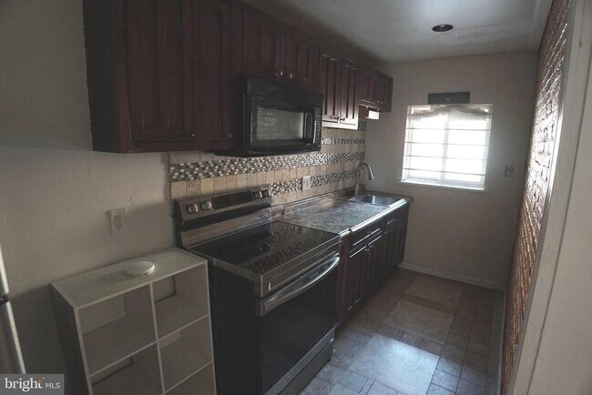 Building Photo - 804 Cathedral St