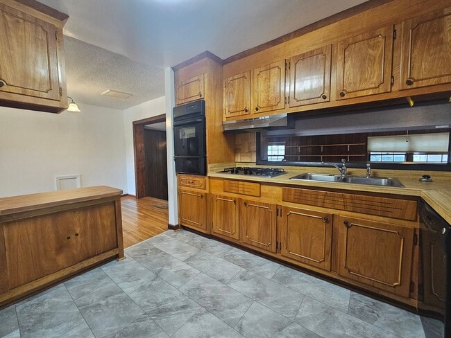 Building Photo - Manor View