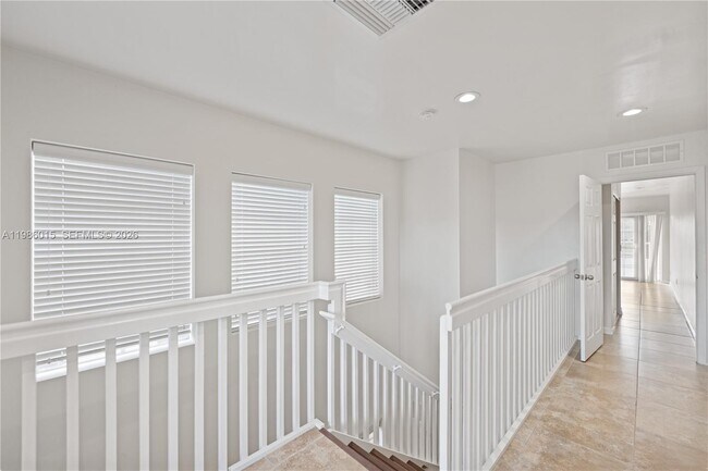 Building Photo - 819 SW 7th Ave