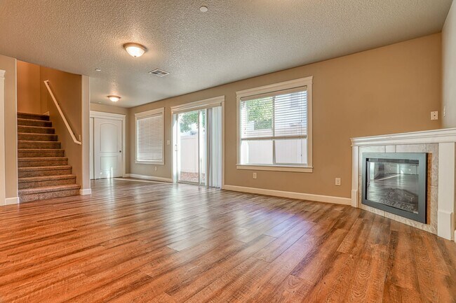 Building Photo - Centrally Located 4 Bedroom Townhome with Attached Garage & AC