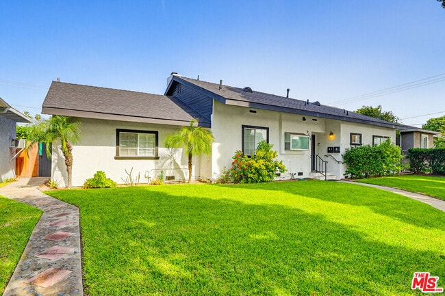 Building Photo - 9209 Paramount Blvd