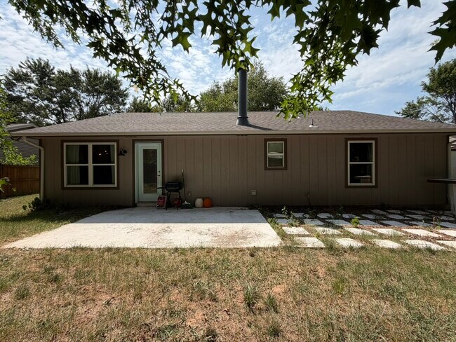 Building Photo - 1314 N Fieldstone Ave