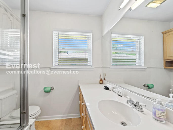 Building Photo - 8633 Westglen Dr