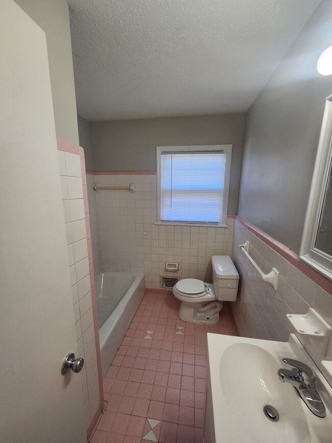 Building Photo - Renovated 3 bedroom 2 full bath home with ...