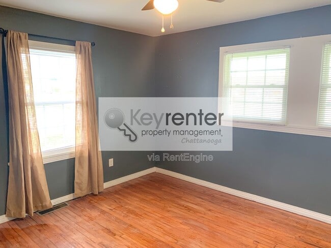 Building Photo - 827 Woodmore Ln