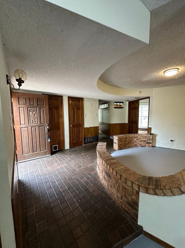 Building Photo - A Large 2 Bed with Sauna and walk in Jacuzzi! Large Rec Room!
