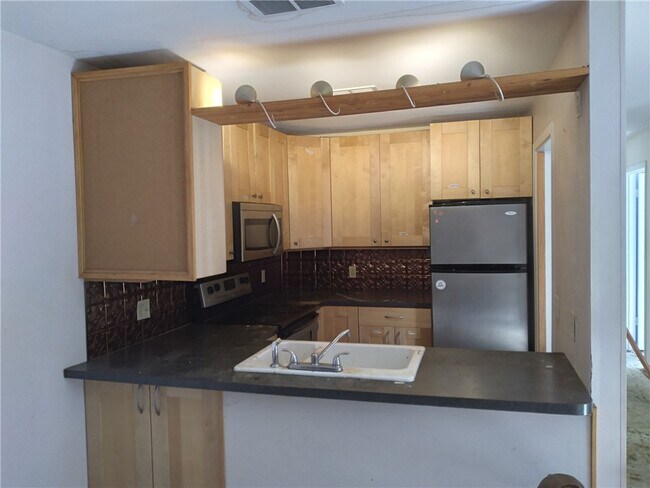 Building Photo - 220 Elm St