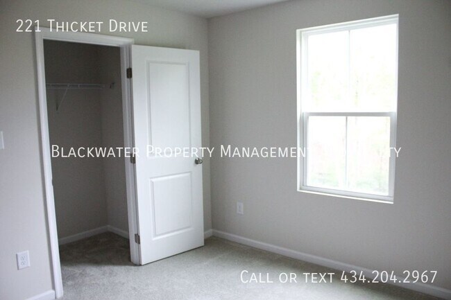 Building Photo - 221 Thicket Dr