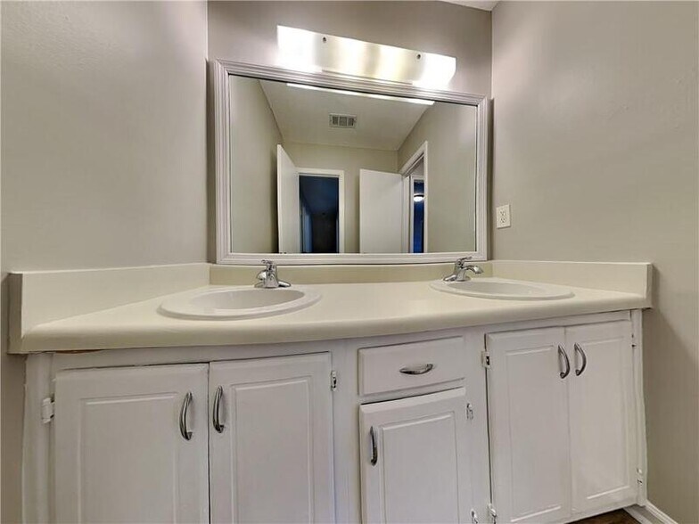 Building Photo - 5022 Hawthorne Ct