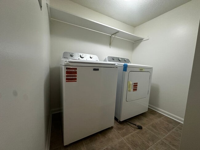 Building Photo - Fully Repainted 2be/1.5ba Duplex With Easy Access To The Highway
