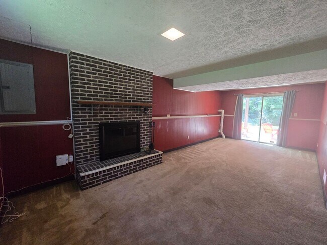 Building Photo - AVAILABLE NOW! Adorable 3 Bedroom Split Entry Home - Monroeville PA