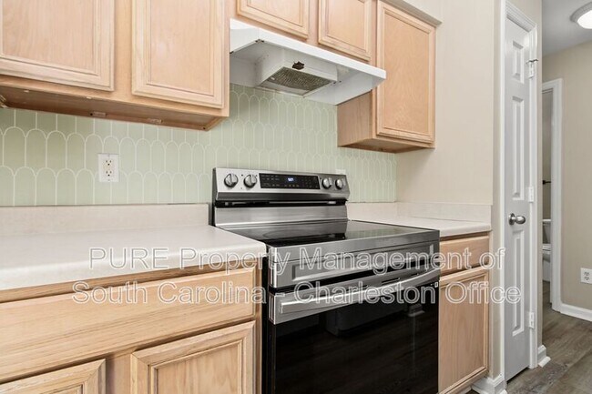 Building Photo - 700 Daniel Ellis Dr