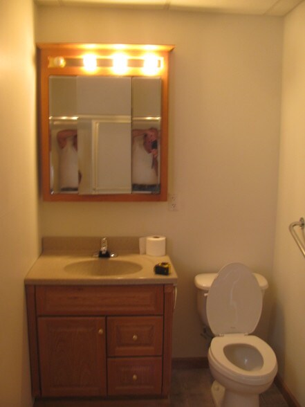 Bathroom - 18 Montour St N