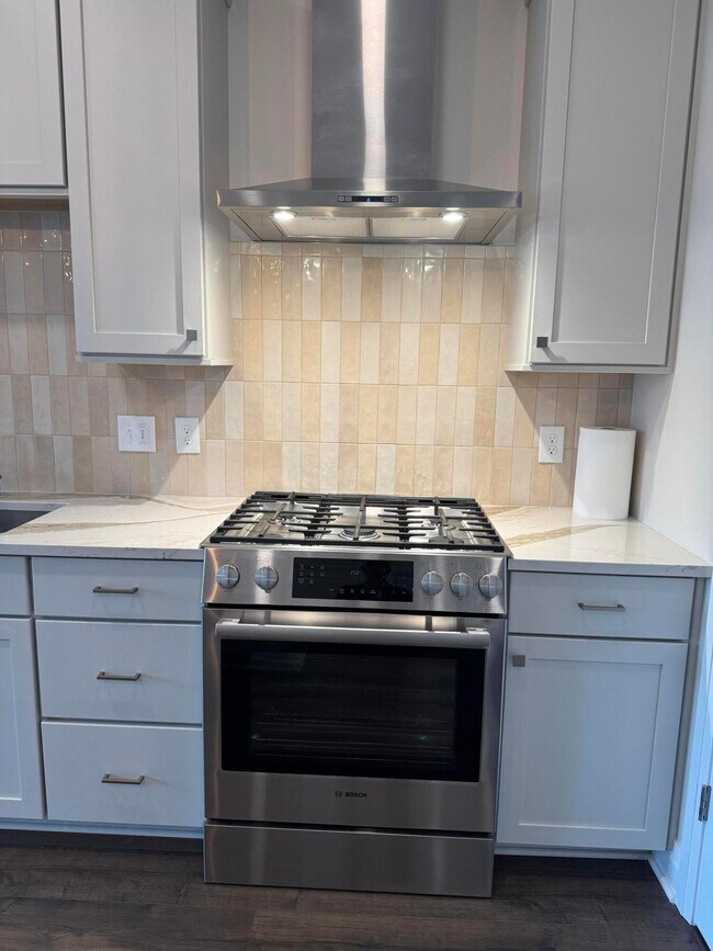 Building Photo - 6633 Dale Dr