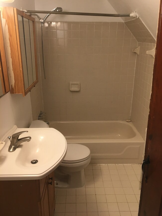 Bath 2 Upstairs - 114 S Lee St