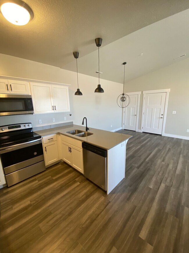 Building Photo - Gorgeous Modern Home!