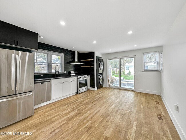 Building Photo - 543 Springdale Ave