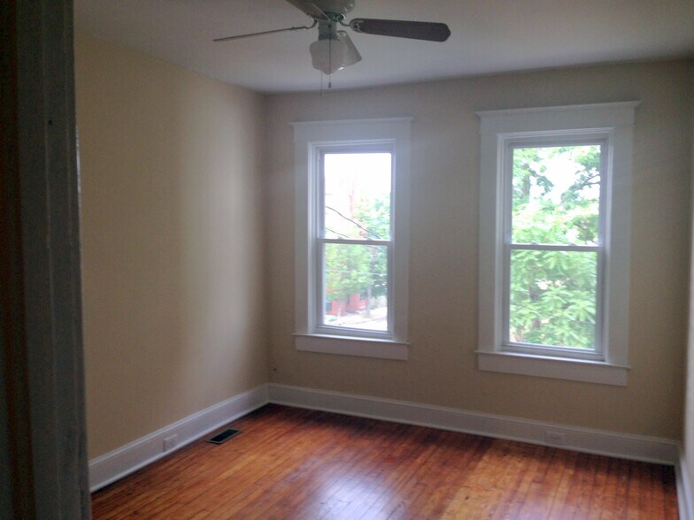 Building Photo - 2037 Park Ave