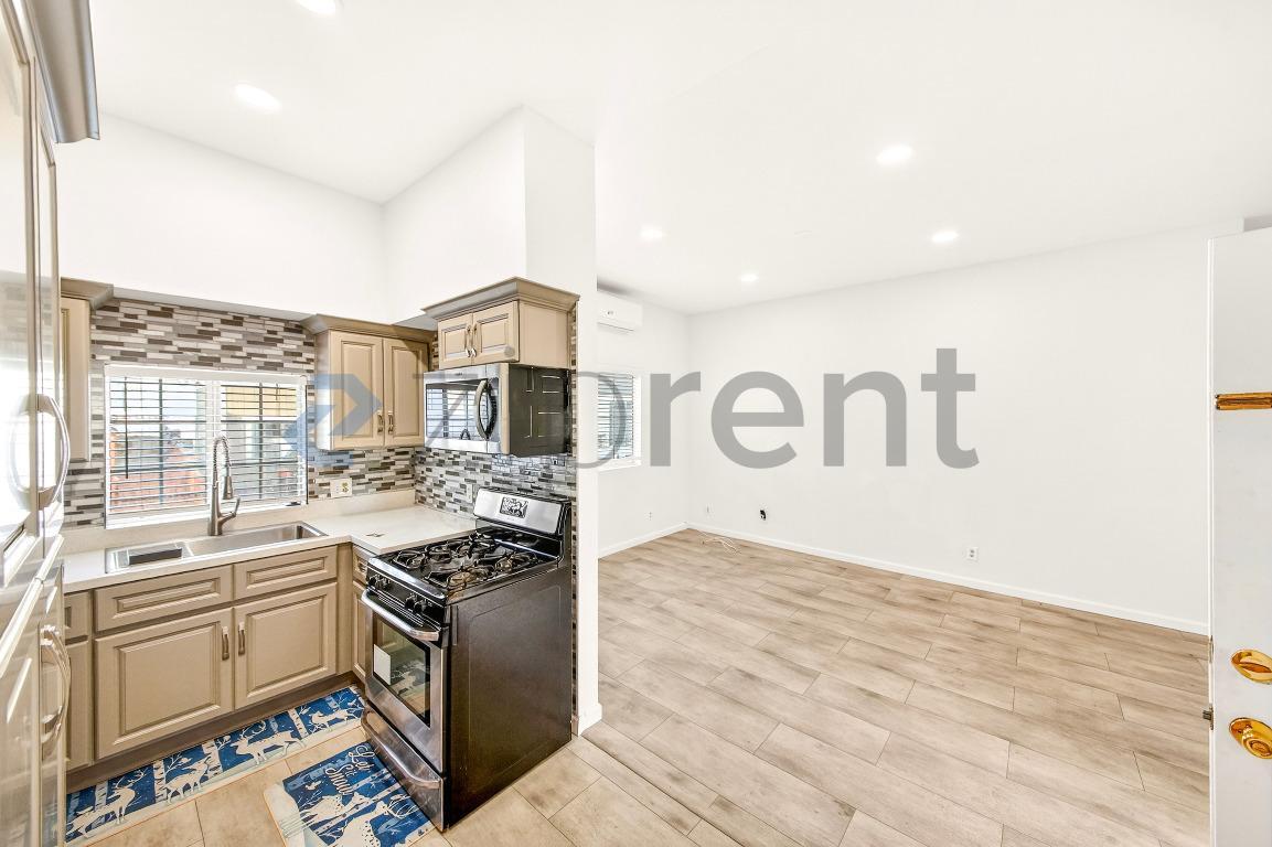 Building Photo - 1122 S Kingsley Dr