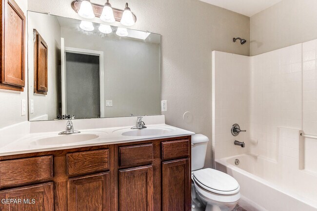 Building Photo - 814 Desert Silver Dr