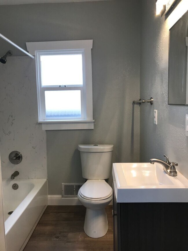 Building Photo - 2 bedroom House in Oakland - Available Now!