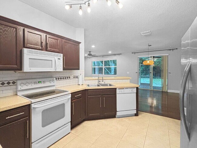 Building Photo - Spacious 3BR Townhome in Gated Villa Palma | Garage | Community Pool