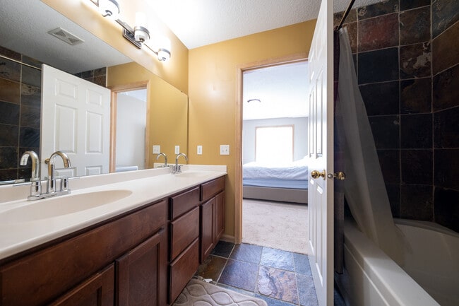 Building Photo - 6988 S Park Dr