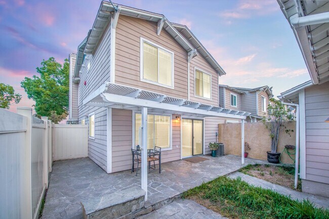 Building Photo - Beautiful Townhouse in the desirable Anaheim Packing District!