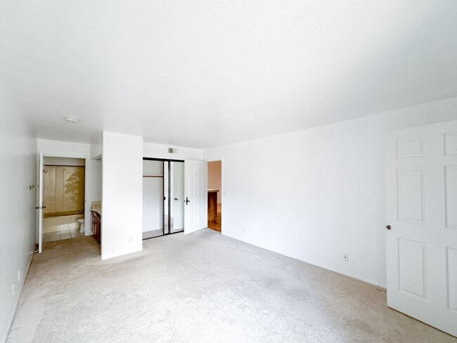 Building Photo - Charming 2bd 2ba condo in Playa Vista !